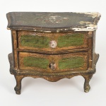 DIVERSOS, uma (1) caixa porta joias, retangular, formato de meia cômoda bombe, entalhes vegetalistas, confeccionada em madeira, patinada, interior com forração em papel camurça na tonalidade vermelha, medindo 19 x 14 x 10 cm, sinais de uso, vide foto.