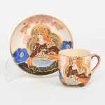 FAIANÇA JAPONESA, uma (1) xícara para café, ornamentação no estilo SHOZA (criado por Shoza na região de Kutani, em finais do período Edo no século XIX, com sua principal característica cores berrantes e generosos acabamentos a ouro, quando morreu em 1883 já tinha mais de 300 aprendizes o que fez com que o estilo perdurasse até a atualidade), representando figura feminina e flores, marca representada pelas letras JH dentro de losango, legenda de origem Made in Japan, arremates a ouro, começando a craquejar que é uma das características do envelhecimento de toda a faiança, ideal para coleção de cristaleira, vide foto.