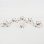 PORCELANA, seis xícaras para café com cinco pires, ornamentação floral policromada, arremates com frisos a ouro, marca SCHMIDT (Pomerode, SC; Mauá, SP; Campo Largo, PR, fundada em 1945, ainda em atividade, maior fábrica de porcelana da América Latina), sinais de uso, vide foto.