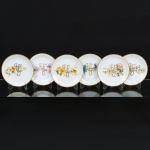 PORCELANA, seis (6) pratos decorativos, pintados a mão com flores em policromia e as iniciais VJ a ouro, além de friso na borda, Atelier YVETTE 75, marca RENNER (Porto Alegre, RS, fundada em 1942; em 1998 foi vendida para a Vista Alegre de Portugal; em 1999 mudou a razão social para Vista Alegre do Brasil), medindo 17,5 cm diâmetro, vide foto.