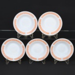 VIDRO, cinco (5) pratos fundos, opalinados brancos leitosos, dito milk glass, ornados com barrado geometrizado na tonalidade laranja, marca TERMO-REY, medindo 22 cm diâmetro, vide foto.