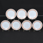 VIDRO, sete (7) pratos rasos, opalinados, tonalidade branca e leitosa, dito milk glass, ornados com barrado geometrizado na tonalidade laranja, medindo 23 cm diâmetro, sinais de uso, vide foto.