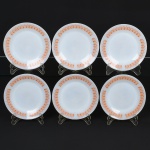 VIDRO, seis (6) pratos rasos, opalinados, tonalidade branca e leitosa, dito milk glass, ornados com barrado geometrizado na tonalidade laranja, medindo 23 cm diâmetro, sinais de uso, vide foto.