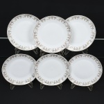 PORCELANA, seis (6) pratos rasos, ornamentação floral policromada, arremates com frisos a ouro, marca SCHMIDT (Pomerode, SC; Mauá, SP; Campo Largo, PR, fundada em 1945, ainda em atividade, maior fábrica de porcelana da América Latina), medindo 25,5 cm diâmetro, vide foto.