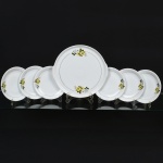 PORCELANA, conjunto para bolo com sete (7) itens: 1 prato de bolo com 28 cm diâmetro e 6 pratos para sobremesa com 17,5 cm diâmetro (dois com bicados na borda), ornamentação floral policromada, frisos a ouro, modelo MEDAILLON, manufatura RENNER (Porto Alegre, RS, fundada em 1942; em 1998 foi vendida para a Vista Alegre de Portugal; em 1999 mudou a razão social para Vista Alegre do Brasil), vide foto.