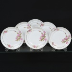 PORCELANA, seis (6) pratos para sobremesa, ornados com rosas em policromia, frisos a ouro, marca SCHMIDT (Pomerode, SC; Mauá, SP; Campo Largo, PR, fundada em 1945, ainda em atividade, maior fábrica de porcelana da América Latina), medindo 18 cm diâmetro, vide foto.