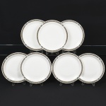 PORCELANA, sete (7) pratos rasos, borda com ornamentação geometrizada e policromada, sem marca de manufatura aparente, medindo 24,5 cm diâmetro, vide foto.