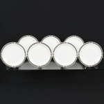 PORCELANA, sete (7) pratos para sobremesa, borda com ornamentação geometrizada e policromada, sem marca de manufatura aparente, medindo 19 cm diâmetro, vide foto.