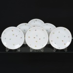 PORCELANA, seis (6) pratos para sobremesa, ornamentação floral policromada, arremates com frisos a ouro, marca RENNER (Porto Alegre, RS, fundada em 1942; em 1998 foi vendida para a Vista Alegre de Portugal; em 1999 mudou a razão social para Vista Alegre do Brasil), medindo 17,5 cm diâmetro, vide foto.