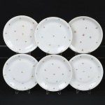 PORCELANA, seis (6) pratos rasos, ornamentação floral policromada, arremates com frisos a ouro, marca RENNER (Porto Alegre, RS, fundada em 1942; em 1998 foi vendida para a Vista Alegre de Portugal; em 1999 mudou a razão social para Vista Alegre do Brasil), medindo 25 cm diâmetro, vide foto.