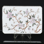PORCELANA, uma (1) bandeja retangular com quinas chanfradas, pintada a mão com flores em policromia, Atelier NINA, marca SCHMIDT (Pomerode, SC; Mauá, SP; Campo Largo, PR, fundada em 1945, ainda em atividade, maior fábrica de porcelana da América Latina), medindo 33,5 x 23,5 cm, vide foto.