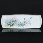 PORCELANA,, uma (1) bandeja para rocambole, pintada a mão, representando flores em policromia, Atelier YVETTE 78, sem marca de manufatura aparente, medindo 38,5 x 13,5 cm, vide foto.