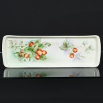 PORCELANA,, uma (1) bandeja para rocambole, pintada a mão, representando morangos em policromia, Atelier IOLANDA, sem marca de manufatura aparente, medindo 38,5 x 13,5 cm, vide foto.