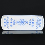PORCELANA, uma (1) bandeja para rocambole, pintada a mão na técnica blue and white, representando flores, Atelier IOLANDA, sem marca de manufatura aparente, medindo 38,5 x 13,5 cm, vide foto.