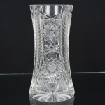 CRISTAL, um (1) vaso, grosso, incolor e translúcido, lapidado em flores, sulcos e geométricos, origem possivelmente Bohemia, Checoslováquia, fundo estrelado, medindo 21 cm altura, sinais de uso, vide foto.