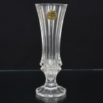 CRISTAL FRANCÊS, um (1) vaso solifleur, moldado em facetados, incolor e translúcido, selo da CRISTAL D ARQUES  FRANCE, bicado na base, medindo 17 cm altura, sinais de uso, vide foto.