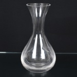 DEMI CRISTAL, um (1) decanter bojudo, incolor e translúcido, liso, marca em acidado representada pela letra I coroada, medindo 25 cm altura, sinais de uso, vide foto.