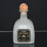 VIDRO, uma (1) garrafa vazia, acetinada, do licor de café PATRON, Mexicana, capacidade 750 ml, tampa em cortiça, sinais de uso, vide foto.