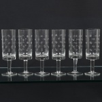VIDRO, seis (6) taças de pé alto para vinho branco, incolores e translúcidos, bojo quase cilíndrico, lapidado em esferas espaçadas, fuste cilíndrico, base em bolacha, medindo 17 cm altura, sinais de uso, vide foto.
