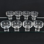 DEMI CRISTAL, oito (8) taças para drinque, incolores e translúcidas, base grossa e cilíndrica, bojo na forma de campanula, medindo 9 cm de diâmetro e altura, sinais de uso, vide foto.