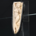 MARFIM, uma (1) escultura figurativa feminina, entalhada, dita CHINESE IVORY MEDICAL DOLL (na China, existem registros, desde o século XV, durante a Dinastia Ming, algumas ainda eram usadas na década de 50; considerava-se impróprio para uma mulher, gesticular ou descrever partes do próprio corpo; ao consultar um médico, a mulher indicava seus problemas de saúde, referindo-se a anatomia da boneca), medindo 13 cm comprimento, acompanha base em madeira ebanizada, vide foto.