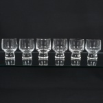 DEMI CRISTAL, seis (6) taças para drinque, incolores e translúcidas, base grossa e cilíndrica, bojo na forma de campanula, medindo 6,5 cm de diâmetro e 9 cm altura, sinais de uso, vide foto.