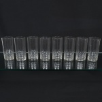 VIDRO, oito (8) copos cilíndricos para água ou refresco, incolores e translúcidos, terço inferior lapidado em treliças, medindo 13,5 cm altura e 7 cm diâmetro, sinais de uso, vide foto.
