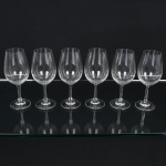 CRISTAL, seis (6) taças de pé alto para vinho tinto, fuste  cilíndrico, base em bolacha, manufatura STRAUSS marcada em acidado na base, medindo 15 cm altura, vide foto.