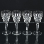 VIDRO, quatro (4) taças de pé alto para vinho tinto, incolores e translúcidas, bojo com parte inferior lapidada em treliças, fuste quase cilíndrico, base em bolacha, medindo 12,5 cm altura, sinais de uso, vide foto.