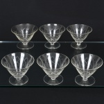 VIDRO, seis (6) taças de pé baixo para drinque, incolores e translúcidas, bojo obcônico lapidado em treliças, fuste cilíndrico, base em bolacha, medindo 9,5 cm diâmetro e 7 cm altura, sinais de uso, vide foto.