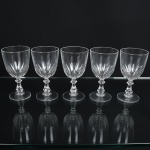 DEMI CRISTAL, cinco (5) taças de pé alto para vinho tinto, incolores e translúcidas, bojo ligeiramente obcônico, terço inferior moldado em sulcos, fuste hexagonal na forma de coluneta, base em bolacha, medindo 11,5 cm altura, sinais de uso, vide foto.