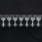 DEMI CRISTAL, sete (7) taças de pé alto para vinho branco, incolores e translúcidas, bojo ligeiramente obcônico, terço inferior moldado em sulcos, fuste hexagonal na forma de coluneta, base em bolacha, medindo 12,5 cm altura, sinais de uso, vide foto.