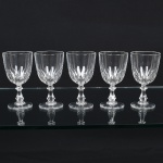 DEMI CRISTAL, cinco (5) taças de pé alto para vinho tinto, incolores e translúcidas, bojo ligeiramente obcônico, terço inferior moldado em sulcos, fuste hexagonal na forma de coluneta, base em bolacha, medindo 11,5 cm altura, sinais de uso, vide foto.