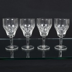 VIDRO, quatro (4) taças de pé alto para vinho tinto, incolores e translúcidas, bojo com parte inferior lapidada em treliças, fuste quase cilíndrico, base em bolacha, medindo 13,5 cm altura, sinais de uso, vide foto.