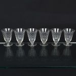 VIDRO, cinco (5) taças de pé baixo para drinques, incolores e translúcidas, bojo com parte inferior lapidada em treliças, base em bolacha, medindo 10 cm altura, sinais de uso, vide foto.