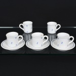 PORCELANA, cinco (5) xícaras para café com três pires, ornadas com motivos náuticos, marca VERACRUZ (Pedreira, SP, 1966 a 2001, em 1966 a Cerâmica Santana adquiriu da Nadir Figueiredo as antigas instalações da Fabrica Santa Rita e fundou a Porcelana Veracruz, para produção de louças domésticas, a partir de 2001 foi incorporada pela própria Santana e passou a produzir apenas isoladores elétricos), sinais de uso, vide foto.