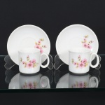 PORCELANA, par (2) xícaras para café, ornamentação floral policromada, sem marca de manufatura aparente, sinais de uso, vide foto, ideais para coleção de cristaleira.