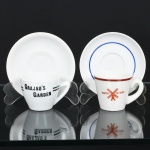 PORCELANA, duas (2) xícaras distintas para café, ambas com pires adaptados e com propaganda: 1 da GRAJAÚ S GARDEN, marca POZZANI   (Jundiaí, SP, fundada em 1934 por Francisco Pozzani; em 2002 foi vendida para um grupo de investidores com 80% de capital nacional e 20% de capital italiano, ainda em funcionamento); 1 da MOINHO DE OURO, marca TEIXEIRA (São Caetano do Sul, SP, 1981 ainda em atividade; originalmente começou em 1940 como Porcelana São Paulo (Teixeira Barreto & Cia.), ideais para coleção de cristaleira, sinais de uso, vide foto.