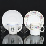 PORCELANA, duas (2) xícaras distintas para café: 1 com ornamentação floral policromada, arremates com frisos a ouro, manufatura RENNER (Porto Alegre, RS, fundada em 1942; em 1998 foi vendida para a Vista Alegre de Portugal; em 1999 mudou a razão social para Vista Alegre do Brasil); 1 com propaganda da PAPILLON MOTEL, manufatura TEIXEIRA (São Caetano do Sul, SP, 1981 ainda em atividade; originalmente começou em 1940 como Porcelana São Paulo (Teixeira Barreto & Cia.), fundada pelos irmãos Teixeira; posteriormente virou Virgílio Teixeira & Irmão; em 1981 virou Porcelana Teixeira Ltda.), pires adaptado e sem marca, sinais de uso, vide foto.
