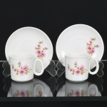 PORCELANA, par (2) xícaras para café, ornamentação floral policromada, sem marca de manufatura aparente, sinais de uso, vide foto, ideais para coleção de cristaleira.