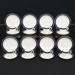 FAIANÇA INGLESA, dezesseis (16) itens, ornados com faixa na tonalidade azul cobalto e arremates a ouro: 8 xícaras para café, marca WOOD & SONS (fundada em 1865, funcionou na Potteries New Wharf em Trent e mais tarde na Pottery Stanley em Burlem, fechou em 2005); 8 pires descasados, marca THOMAS HUGHES, (Thomas Hughes Ironstone China, estabelecido de 1860 a 1876, Waterloo Road, Burslem; de 1872 a 1894, Top Bridge Works, Longport, Burslem; em 1895 virou Thomas Hughes & Son; em 1910 acrescentou no nome a palavra Ltd, funcionou até 1957), medindo 12,5 cm diâmetro, possuem o craquejado característico do envelhecimento de toda a faiança, manchas e sinais de uso, vide foto.