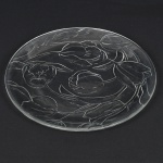 VIDRO, um (1) prato para torta ou bolo, incolor e translúcido, modelado em tulipas no padrão Art Nouveau, medindo 32,5 cm diâmetro, sinais de uso, vide foto.