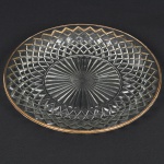 VIDRO, um (1) prato para torta ou bolo, incolor e translúcida, modelagem geometrizada, borda com arremates a ouro, marca representada pela letra B dentro de um escudo, medindo 28,5 cm diâmetro, sinais de uso, vide foto.