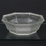 VIDRO, uma (1) fruteira com modelagem octogonal, incolor e translúcida, detalhes acetinados, marca representada por uma âncora não identificada, medindo 28 cm diâmetro me 8,5 cm altura, sinais de uso, vide foto.