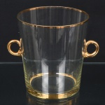 VIDRO, uma (1) champanheira, incolor e translúcido, alças curvilíneas, detalhes a ouro, ligeiramente obcônica, medindo 14,5 cm altura e 13 cm diâmetro, sinais de uso, vide foto.