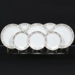 PORCELANA, oito (8) pratos com ornamentação floral policromada, arremates com frisos a ouro, marca SCHMIDT (Pomerode, SC; Mauá, SP; Campo Largo, PR, fundada em 1945, ainda em atividade, maior fábrica de porcelana da América Latina), sendo: 3 para sobremesa, todos com bicados na borda, medindo 19 cm diâmetro; 5 pratos rasos, um deles com bicados na borda, medindo 25 cm diâmetro, sinais de uso, vide foto.