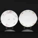PORCELANA E FAIANÇA, dois (2) pratos distintos: 1 raso com ornamentação floral policromada, arremates a ouro, bicado na borda, marca B&B LIMOGES  FRANCE, medindo 23 cm diâmetro; 1 ornado com rosas em policromia, arremates a ouro com sinais de desgastes, bicado na borda, marca W. H. GRINDLEY & Co. (fundada em 1880 por William Harry Grindley em parceria com J & G. Meakin; 1884 terminou a parceria; 1926 morreu Grindley; 1960 Alfred Clough assume a empresa; 1991 fechou a fabrica), modelo ROSEMARY  The Regal, bicado acentuado na borda, visto principalmente pela parte de traz, medindo 23,5 cm diâmetro, vide foto.