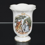 PORCELANA, um (1) vaso floreiro no formato de tulipa, ornamentação policromada com cena de galanteio e arremates a ouro, marca SÃO PEDRO (Jundiaí, SP, décadas de 40/50), medindo 11 cm altura, vide foto.