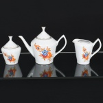 PORCELANA, parte de conjunto para café com três (3) itens, ornamentação floral policromada, arremates a ouro, marca POZZANI (Jundiaí, SP, fundada em 1934 por Francisco Pozzani; em 2002 foi vendida para um grupo de investidores com 80% de capital nacional e 20% de capital italiano, ainda em funcionamento), medindo a maior peça 16 cm altura, vide foto.