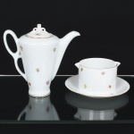 PORCELANA, dois (2) itens com ornamentação floral policromada e arremates a ouro: 1 bule, marca REAL (Mauá, SP, 1943 a 1994), medindo 18 cm altura; 1 molheira, marca RENNER (Porto Alegre, RS, fundada em 1942; em 1998 foi vendida para a Vista Alegre de Portugal; em 1999 mudou a razão social para Vista Alegre do Brasil), medindo 18 cm diâmetro, sinais de uso, vide foto.